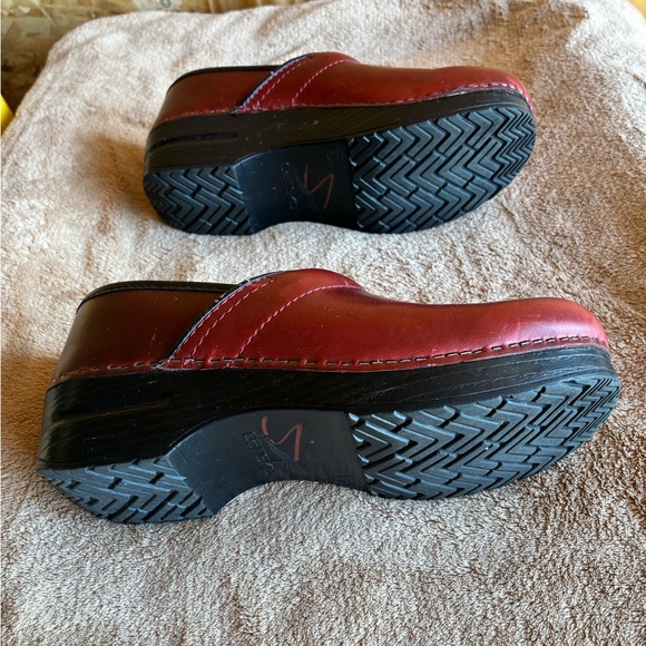 Dansko Professional XP 2.0 Cordovan Leather Clogs
Size 8 (38) - Picture 5 of 9